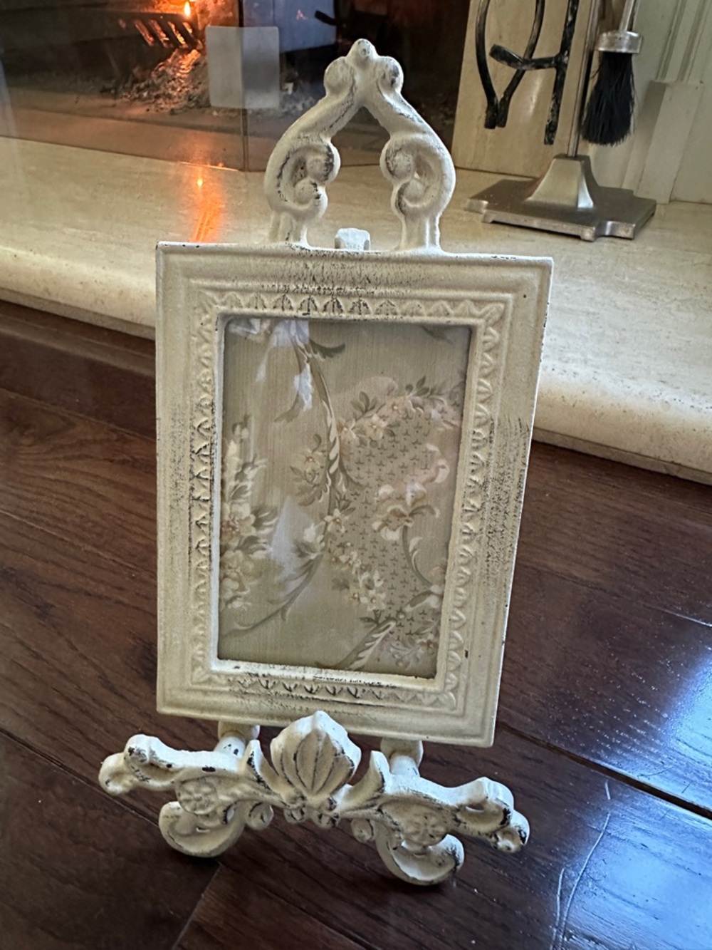 Vintage-Style Cream Decorative Photo Frame Stand